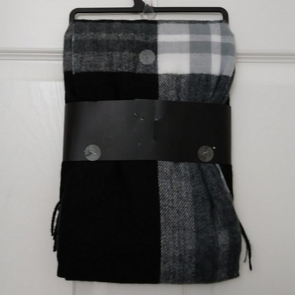 Marcus Adler Beret and Scarf Gift Set - Picture 8 of 10